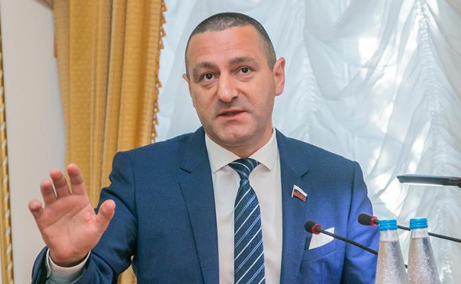 «Статус мужчины и женщины перед Богом равен»: Александр Ильтяков из «Единой России» неверно прочитал Библию