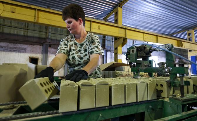 Законы бизнеса в России: Промышленное производство сокращается, а значит жизнь дешевле не станет Законы бизнеса в России: Промышленное производство сокращается, а значит жизнь дешевле не станет