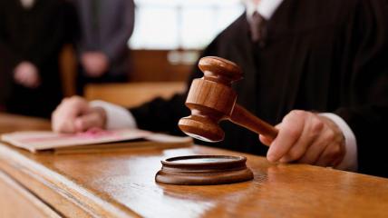 В английском суде подсудимый перерезал себе горло
