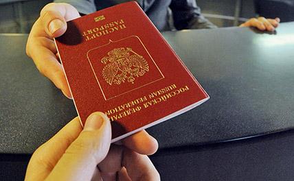 Экономист назвал садизмом повышение госпошлины на оформление загранпаспорта