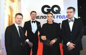 На фото: журналист Антон Красовский (второй слева) на церемонии вручения премии журнала GQ "Человек года-2011"