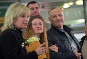 На фото: официальный представитель МИД России Мария Захарова, россиянка Мария Бутина, экстрадированная из США после отбытия срока заключения в американской тюрьме с отцом Валерием Бутиным (слева направо) в аэропорту Шереметьево, 2018