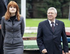 На фото: Мария Бутина прогуливается с Александром Торшиным, в то время членом верхней палаты российского парламента, в Москве, 2012