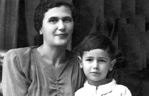 На фото: Евгений Петросян в детстве с мамой