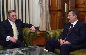 На фото: встреча премьер-министров России и Украины М. Касьянова и В. Януковича