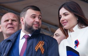 на фото: глава ДНР Денис Пушилин (слева) со своей супругой Еленой (справа)