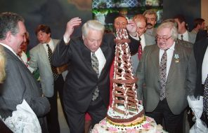 На фото: Борис Ельцин задувает свечи на праздничном торте, 1996 год