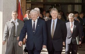 На фото: президент РФ Борис Ельцин (слева) и Президент США Билл Клинтон (справа), 1993