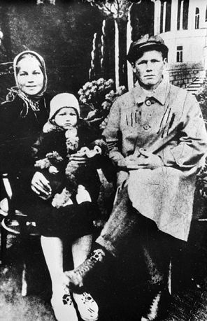 На фото: Борис Ельцин в детстве с родителями Клавдией Васильевной и Николаем Игнатьевичем