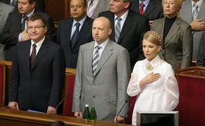 На фото: премьер-министр Украины Юлия Тимошенко (на первом плане справа) и первый вице-премьер Украины Александр Турчинов (второй справа) во время первого заседания Верховной Рады, 2008