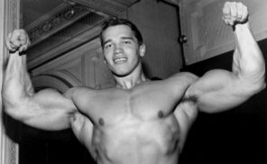 На фото: 18-летний Шварценеггер демонстрирует физическую форму (1965 год)