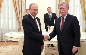 На фото: президент России Владимир Путин приветствует советника США по национальной безопасности Джона Болтона (справа) перед их встречей в Кремле 2018 года в Москве