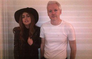 На фото: Леди Гага и основатель WikiLeaks Джулиан Ассанж в посольстве Эквадора в Лондоне