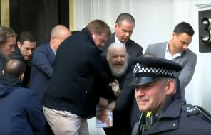 На фото: Джулиан Ассанж основатель Wikileaks вывезен из посольства Эквадора во время ареста 