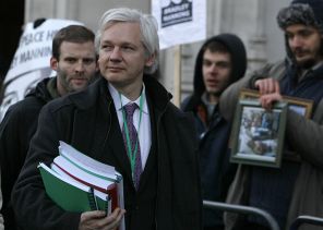 На фото: основатель WikiLeaks Джулиан Ассанж покидает здание Верховного суда в Лондоне