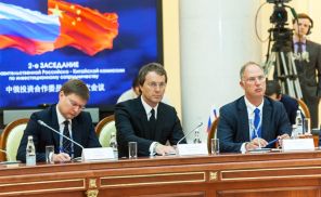 На фото: Руслан Байсаров на заседании правительственной российско-китайской комиссии по инвестиционному сотрудничеству