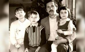 На фото: маленькая Анастасия Заворотнюк с родителями и братом
