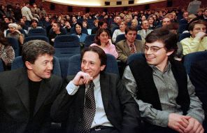 На фото: на премьере фильма "Восток-Запад" в Калининграде Олег Меньшиков (в центре) и Сергей Бодров-младший (справа), 2000 год