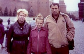 На фото: Яна Рудковская с родителями