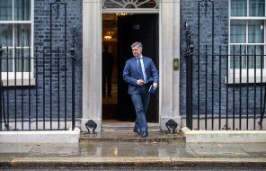 На фото: посол Украины в Великобритании Вадим Пристайко у резиденции премьера Бориса Джонсона в Лондоне, 2022