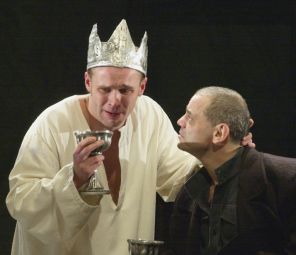 На фото: народный артист России Константин Райкин (справа) в роли Ричарда III, Максим Аверин в роли короля Эдварда IV (слева) в сцене из спектакля «Ричард III» по пьесе У. Шекспира в постановке Юрия Бутусова.