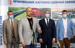 На фото: премьер-министр Украины Денис Шмыгаль (2-й слева) выступает перед прессой во время своего визита на ПАО "Крюковский вагоностроительный завод", Кременчуг