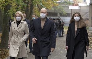 На фото: премьер-министр Украины Денис Шмыгаль и его супруга Екатерина Шмыгаль (слева) 