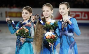 На фото: Алена Косторная, Александра Трусова, Анастасия Тараканова в финале гран-при в Японии