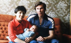 На фото: фигуристы Александр Геннадиевич Зайцев, Ирина Константиновна Роднина и их сын Александр ,1979 год
