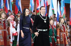 На фото: глава Якутии Айсен Николаев с супругой Людмилой во время торжественной церемонии вступления в должность