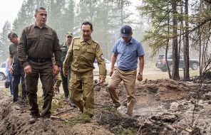 На фото: глава Республики Саха (Якутия) Айсен Николаев (слева направо) во время рабочей поездки в селе Бясь-Кюель Горного района, пострадавшем от лесного пожара, 2021