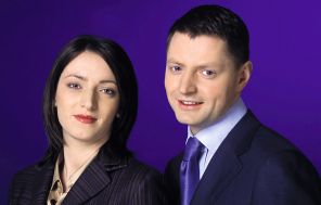 На фото: журналистка Асет Вацуева на канале НТВ с февраля 2003 года в паре с корреспондентом Алексеем Пивоваровым (справа) ведет программу "Страна и мир", 2003 год