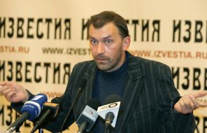 На фото: Александр Казаков на пресс-конференции, когда был Лидер Штаба защиты русских школ Латвии , 2004