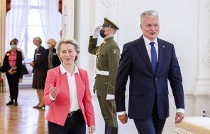 На фото: Урсула фон дер Ляйен встречается с президентом Литвы Гитанасом Науседой