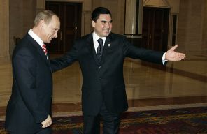 На фото: президент России Владимир Путин и президент Туркмении Гурбангулы Бердымухамедов (слева направо) во время встречи во Дворце президента Туркменистана, 2007