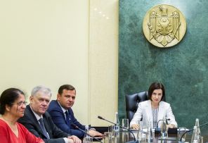 На фото: премьер-министр Молдавии Майя Санду (в центре) на первом заседании нового правительства страны. 15 июня 2019 года.