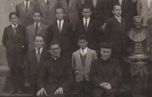 На фото: Хорхе Марио Бергольо, Папа Франциск в студенческие годы (4-й слева в среднем ряду), изучал химию, прежде чем стать священником, ок. 1948