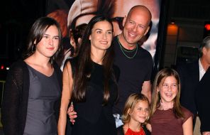 На фото: актеры Брюс Уиллис и Деми Мур со своими дочерьми Скаут Ларю ре, Таллула Белль Митте и Румур Уиллис 