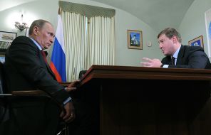 На фото: премьер-министр РФ Владимир Путин и губернатор Псковской области Андрей Турчак (слева направо) во время встречи в 2011