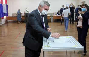 На фото: губернатор Ростовской области Василий Голубев во время голосования на выборах губернатора региона на избирательном участке