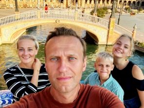 На фото: Юлия Навальная в кругу семьи.