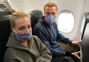 На фото: Алексей Навальный * с супругой Юлией на борту самолета авиакомпании "Победа" перед вылетом из Берлина в Москву, 2021 год.