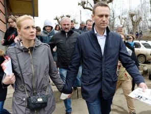 На фото: Алексей Навальный * с супругой Юлией на одной из улиц Кирова. Блогер прибыл в город для участия в судебном процессе по делу "Кировлеса", 2013 год.
