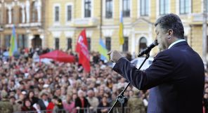 На фото: кандидат в президенты Украины Петр Порошенко во время митинга в центре города Кировограда, Украина, 2014 год