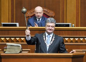 На фото: президент Украины Петр Порошенко (на первом плане) во время церемонии инаугурации в Верховной раде. На втором плане спикер Верховной рады Александр Турчинов, 7 июня 2014 года