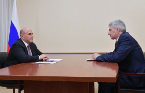 На фото: премьер-министр РФ Михаил Мишустин и глава Республики Карелия Артур Парфенчиков (слева направ) во время встречи