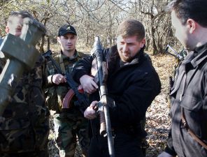  Начальник Службы безопасности президента Чечни Рамзан Кадыров держит в руках самодельную снайперскую винтовку с прицельной дальностью стрельбы до 2,5 км, обнаруженную среди прочего оружия в лесу неподалеку от села Мескер-Юрт Шалинского района, 2003 год