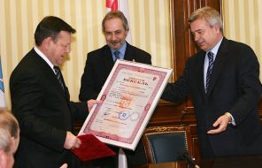 На фото: церемония передачи президентом НК «Лукойл» губернатору Ленинградской области средств для развития здравоохранения, 2005 год
