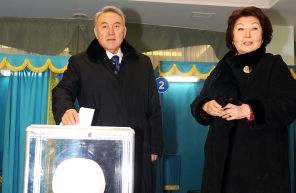Действующий президент Казахстана Нурсултан Назарбаев и его жена на избирательном участке в Астане, Казахстан, 3 апреля 2011 года