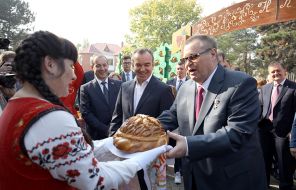 На фото: губернатор Краснодарского края Вениамин Кондратьев (в центре) во время празднования Дня урожая
